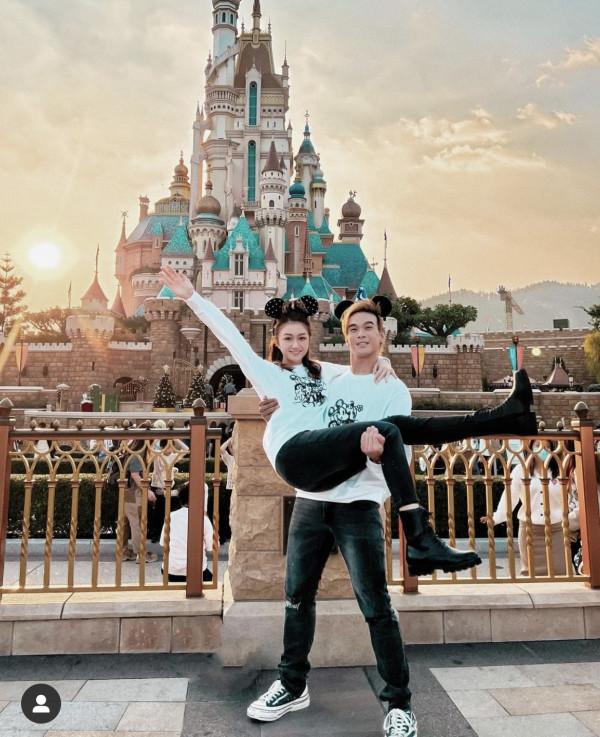 錢小豪長子曬與新歡親密合照，慶祝交往一週年，暢遊迪士尼作紀念