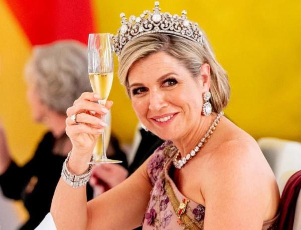 荷蘭王后豪橫:39.75克拉鑽石王冠閃耀白金漢宮,珍珠淚黯然失色 荷蘭王后豪橫:39.75克拉鑽石王冠閃耀白金漢宮,珍珠淚黯然失色