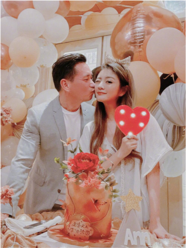 安以軒嫁入豪門徹底開掛！41歲生日被老公獨寵，穿真絲裙太少女