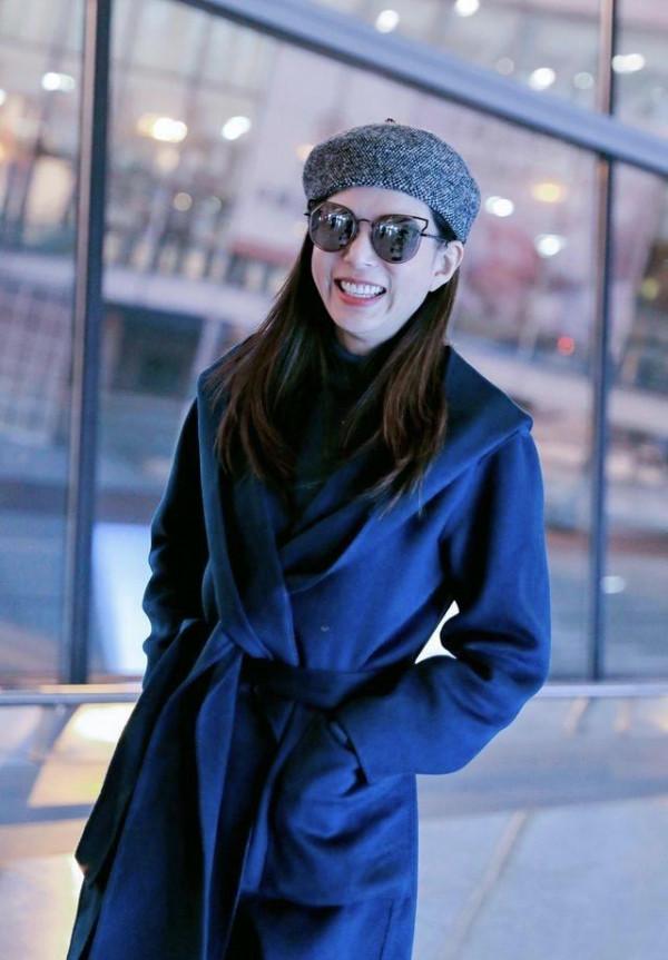 55歲李若彤真是全身閃著“金光”！打卡傣族服飾，造型個性又獨特