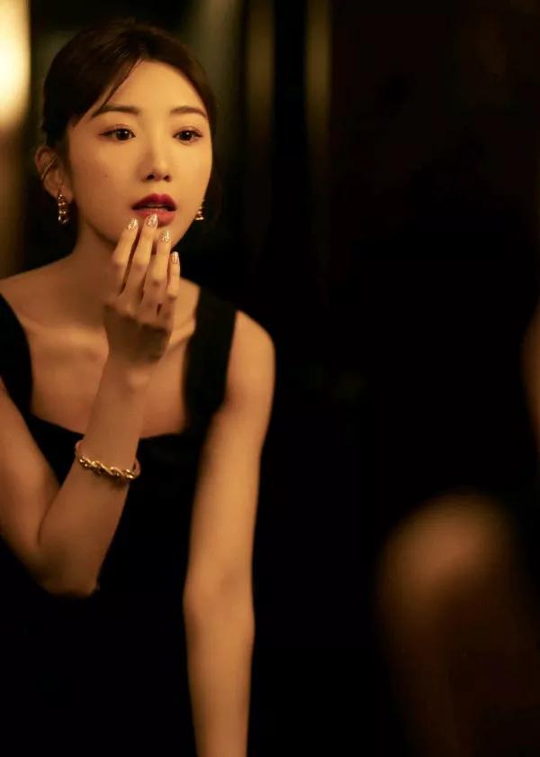 毛曉彤黑色方領連衣裙在幽暗的燈光下愈發迷人了