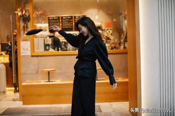 菅紉姿一襲黑色穿搭氣質滿滿，高階感十足