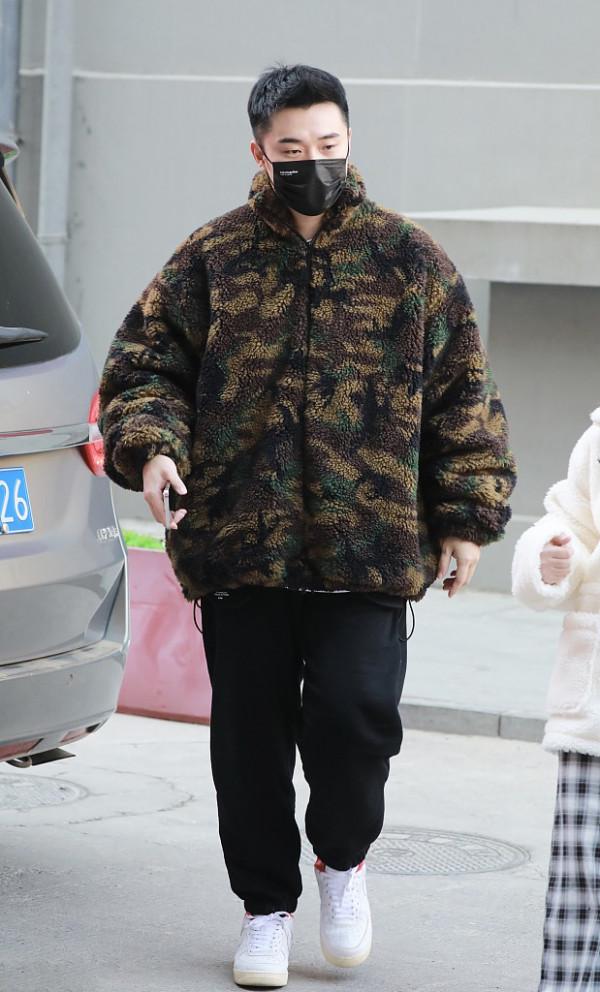 百花迎春晚會路透，被李易峰驚豔到了，黑白生圖也能穿成T臺模特