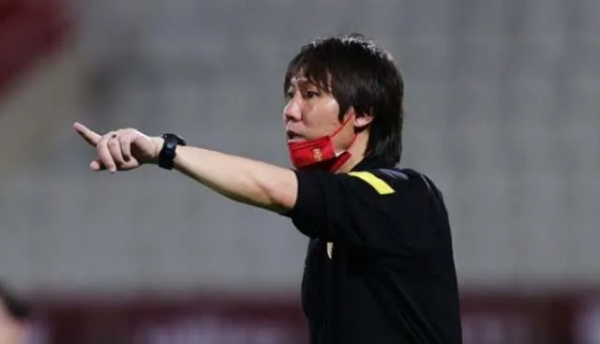 艾克森“撞”門將，阿蘭“踩”門將，對手主帥怒噴裁判，李鐵執拗