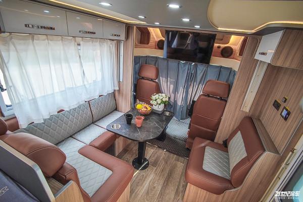 小額頭有兩張床,L型會客區滿足多人使用,新星新依途T600 小額頭有兩張床,L型會客區滿足多人使用,新星新依途T600