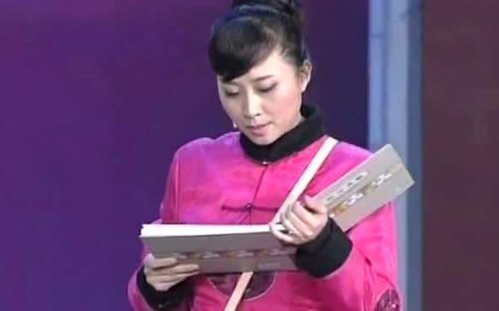 “黑妹”戚慧：5次上春晚，一婚丈夫病故退圈，如今二婚收穫幸福