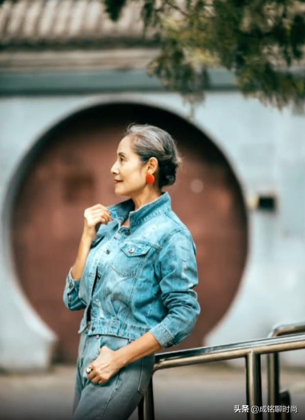 這才是70歲奶奶該有的裝扮,真實自信不做作,時尚穿搭優雅大氣 這才是70歲奶奶該有的裝扮,真實自信不做作,時尚穿搭優雅大氣