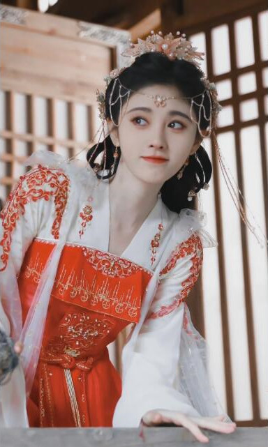 造型不夠掛墜來湊，鞠婧禕古裝標配：愛豆妝+掛墜，雞毛也當髮飾