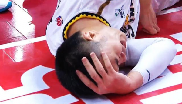 韓德君被肘真相出爐！慢鏡頭還原現場真相，主裁判說服判罰結果