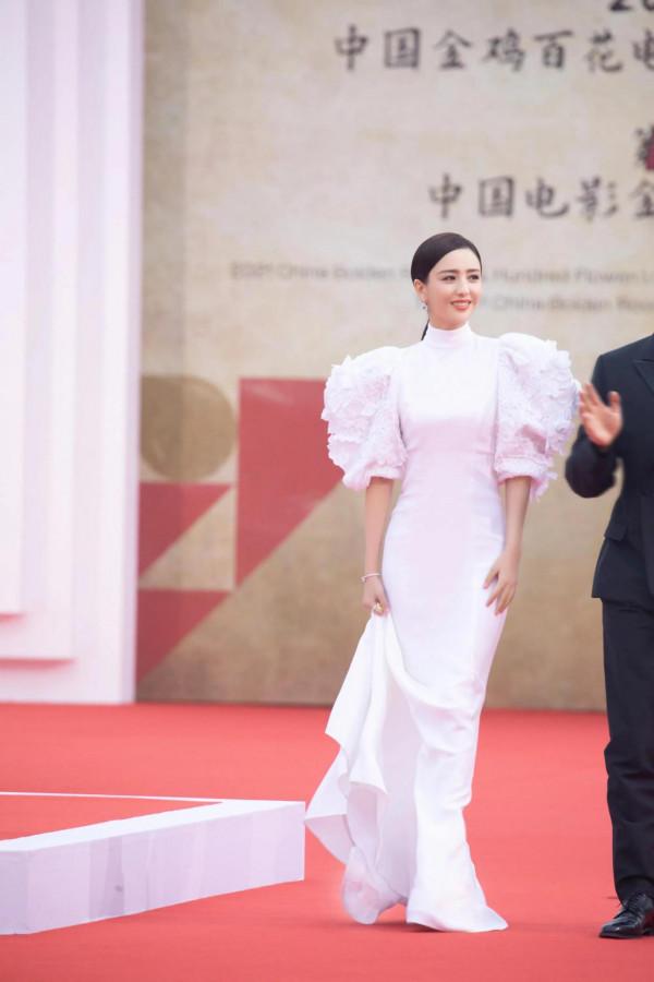 佟麗婭，膚白貌美，優雅綻放