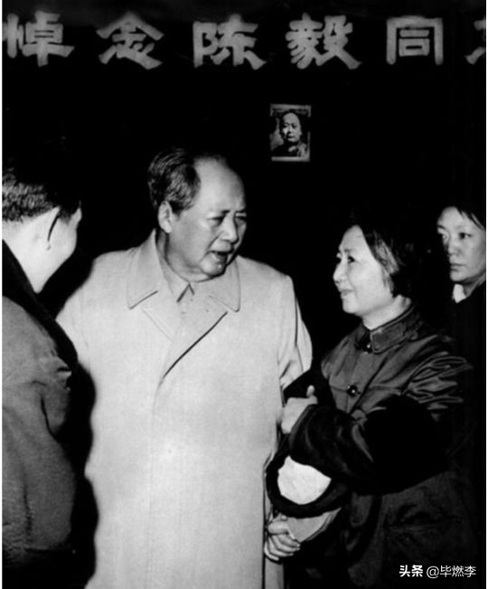 毛主席穿睡衣出席陳毅追悼會,緊握粟裕手說:井岡山的同志不多了 毛主席穿睡衣出席陳毅追悼會,緊握粟裕手說:井岡山的同志不多了