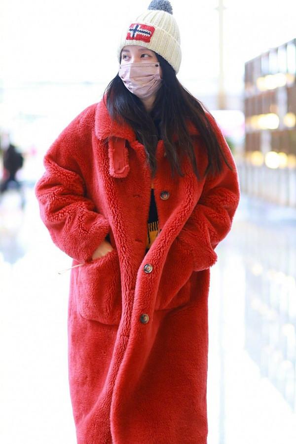 40歲張萌學小姑娘趕時髦,戴毛線帽扮嫩成功,紅色毛絨大衣超惹眼 40歲張萌學小姑娘趕時髦,戴毛線帽扮嫩成功,紅色毛絨大衣超惹眼