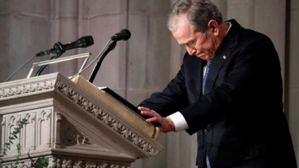 2018年老布什葬禮：希拉里無視特朗普，小布什再次給米歇爾遞糖