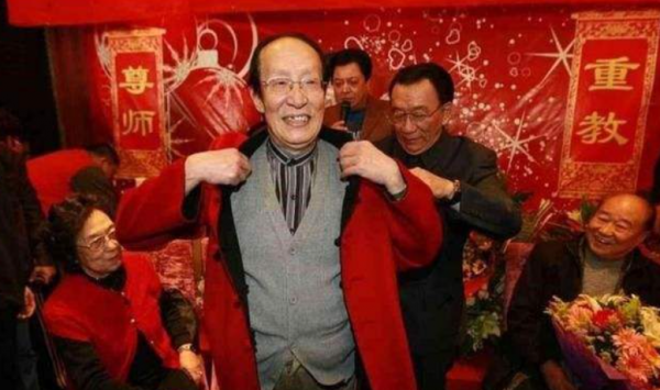 2018年常寶華去世,葬禮上侯耀華帶頭鼓掌牛群缺席,兩人有何恩怨 2018年常寶華去世,葬禮上侯耀華帶頭鼓掌牛群缺席,兩人有何恩怨