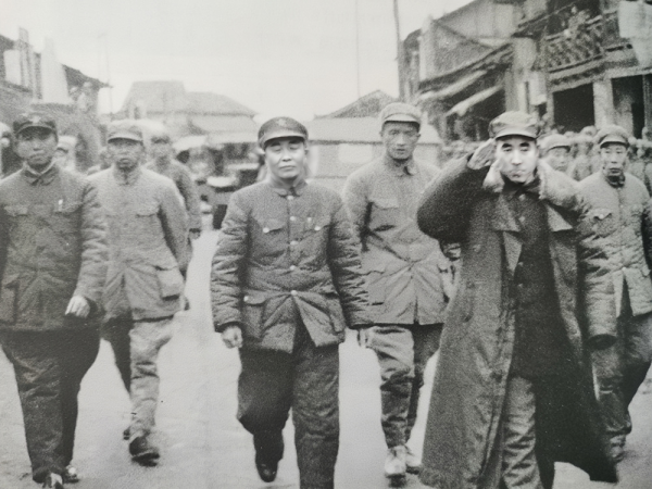 林彪邊走邊回軍禮，自信滿滿帥氣十足，他身後的五位將軍都是誰？