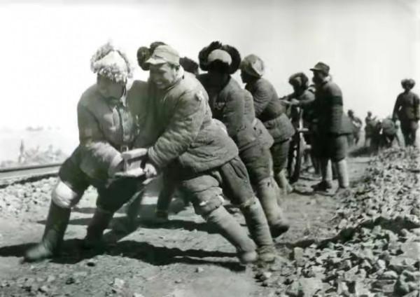 “人螺絲”史阜民：用身體做鋼軌螺釘，保證18列軍車全部安全透過