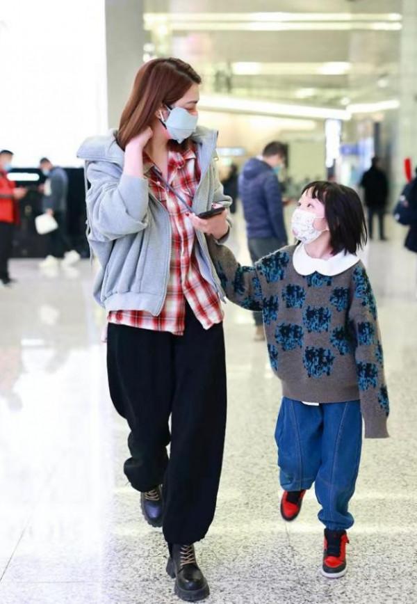 洪欣母女過新年,她偷戴女兒髮卡扮嫩,女兒愛美穿一件凍得直縮手 洪欣母女過新年,她偷戴女兒髮卡扮嫩,女兒愛美穿一件凍得直縮手