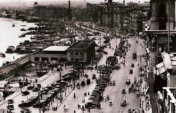 陳立夫帶人抓捕周恩來，趕到時人去樓空，特務稱只看到一旗袍女子