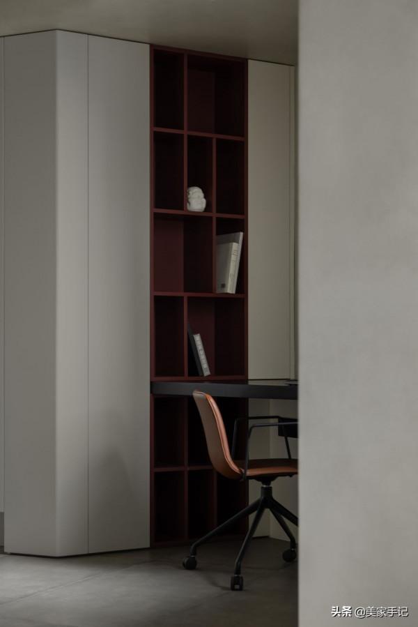 一進他家，彷彿世界都安靜了下來，全屋空靈雅韻，沒有一絲俗氣