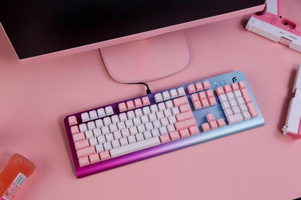 連美妝博主都愛上的機械鍵盤長啥樣,看看她桌面就知道了 連美妝博主都愛上的機械鍵盤長啥樣,看看她桌面就知道了