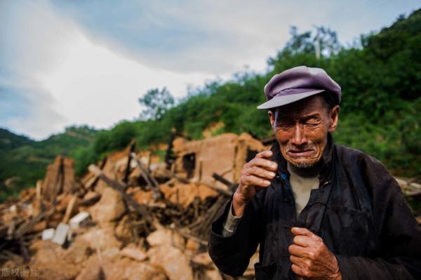 67歲大爺哭訴：退休金5600的我，現在連5塊錢的煙都買不起，想哭