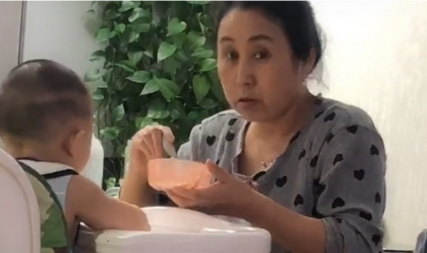 姥姥餵飯的專屬表情包，被媽媽記錄下來，網友：這表情包全國統一