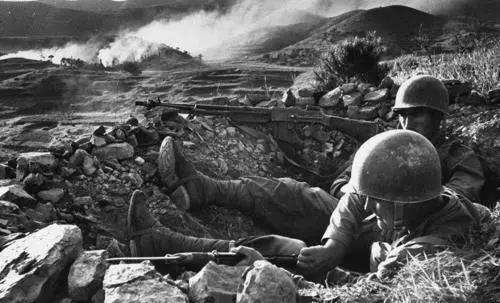 抗美援朝：猖狂的美軍炸死我國村民，志願軍怒而反擊，斃敵5000人