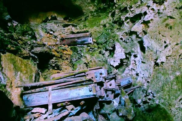 穿梭在懸崖間的背屍人，沒有安全措施徒手攀爬峭壁，有“真本事”