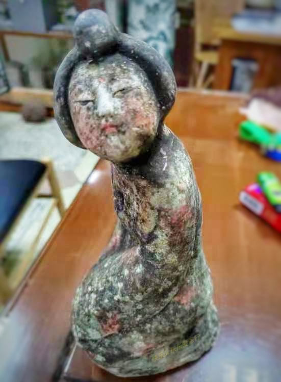 梅縣謝伯花10萬元買個仿清代筆筒，竹片加水泥製成？還說不後悔