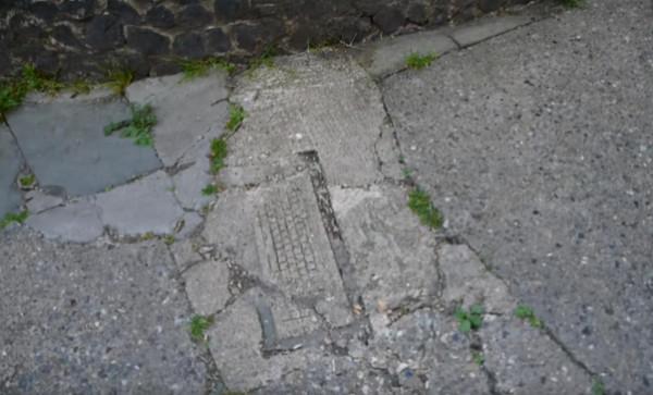 18世紀鋪建的石板路，出現了電腦鍵盤的浮雕，是穿越還是惡作劇？