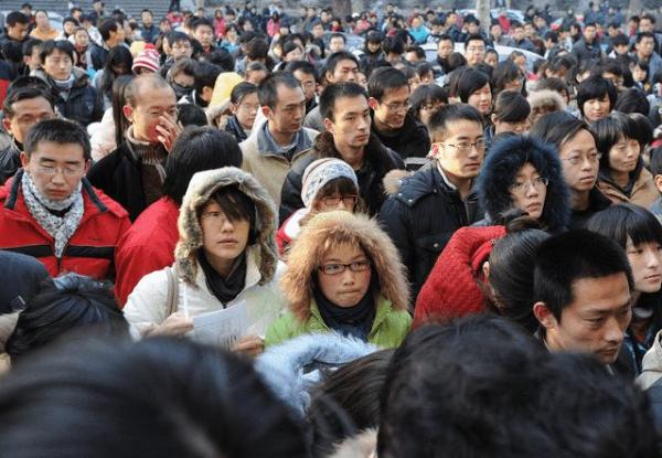 高校畢業生求職一邊倒,公務員成“香餑餑”,考公大軍不斷壯大 高校畢業生求職一邊倒,公務員成“香餑餑”,考公大軍不斷壯大