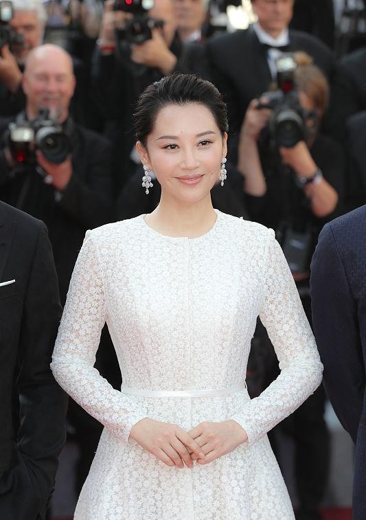 許晴狀態越來越好，阿姨的年紀偏把自己打扮成姐姐，穿黑裙挺媚的