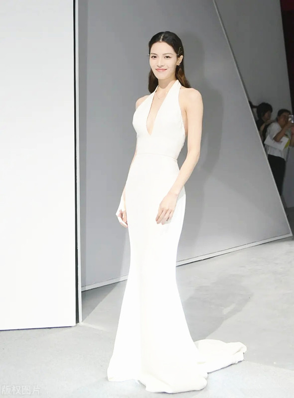 劉歡和兒女罕見同框，劉一絲穿一身黑好低調，掛脖裙穿出窈窕感