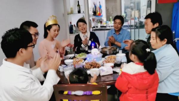 田靜過生日,婆婆許敏親自給其整理蛋糕帽,杜新枝卻發文回憶姚策 田靜過生日,婆婆許敏親自給其整理蛋糕帽,杜新枝卻發文回憶姚策