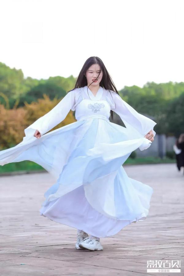 華夏文化園裡辦千人電音狂歡派對！這家公司太讚了....