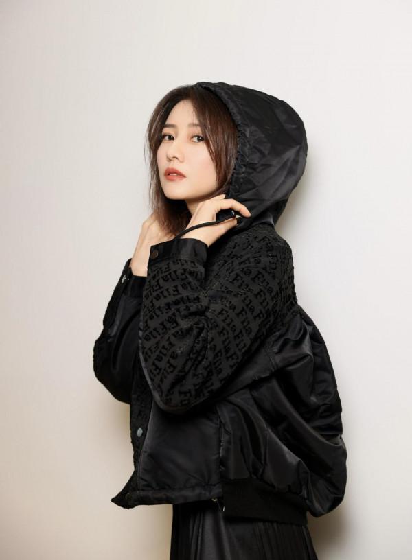 42歲的高圓圓才是“阿姨圈頂流”，黑色外套搭配百褶裙，減齡洋氣