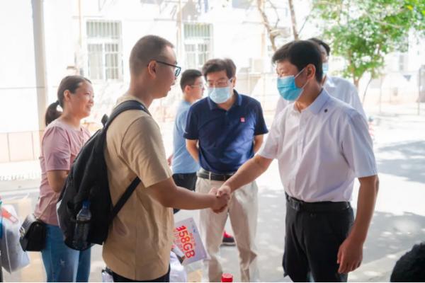 現場直擊！華中師範大學開學了，5000餘名新生報到，黨委書記幫忙搬行李！