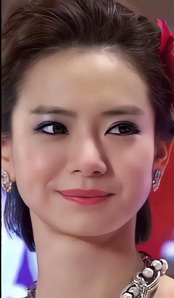 演員戚薇美照歡迎觀看