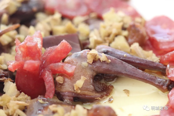 高明招牌菜來啦！臘腸臘肉見火就熟