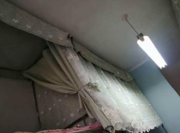 大學生宿舍掛“遮羞布”保護隱私，學校卻禁止，一塊布為啥有爭議