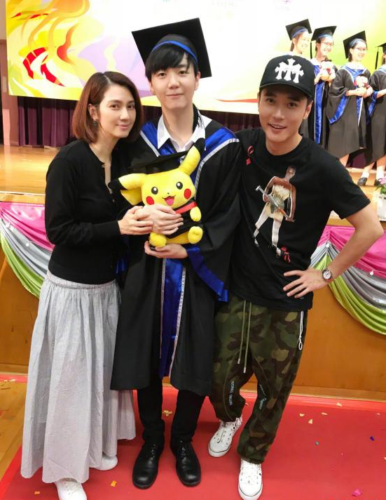 張鎬濂為蔡少芬慶生，穿藍色衛衣陽光帥氣，21歲五官像生父莫少聰