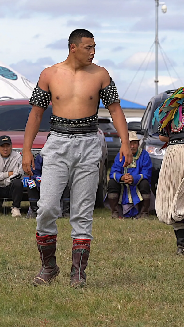 丁真和特木熱巴特爾都很帥,我們應該更推崇前者還是後者 丁真和特木熱巴特爾都很帥,我們應該更推崇前者還是後者