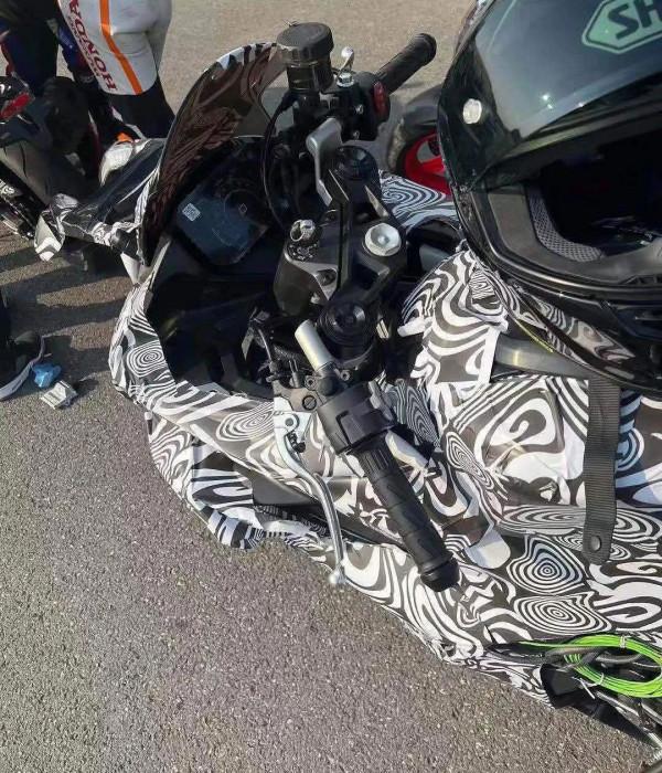 春風450SR實車偽裝照再曝光，雅馬哈R3又成了對標車
