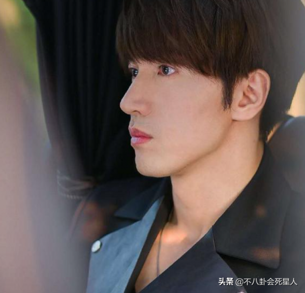 40多歲還在演偶像劇，這5位男星太自信，和女主站在一起像父女