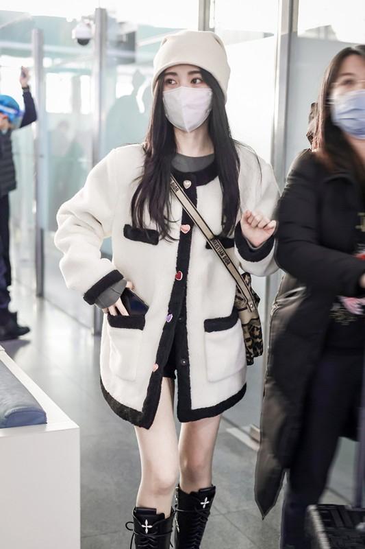 美麗又凍人，鞠婧禕小香風外套配長靴，點亮這個冬天