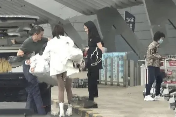 李亞鵬疑似再婚後首現身，攜小19歲女友逛街，拎大包小包男友力爆棚