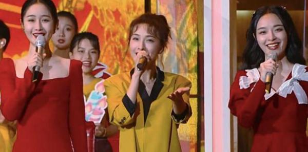 在湖南臺晚會上，快樂家族只來了兩位，劣跡主持人的時代過去了