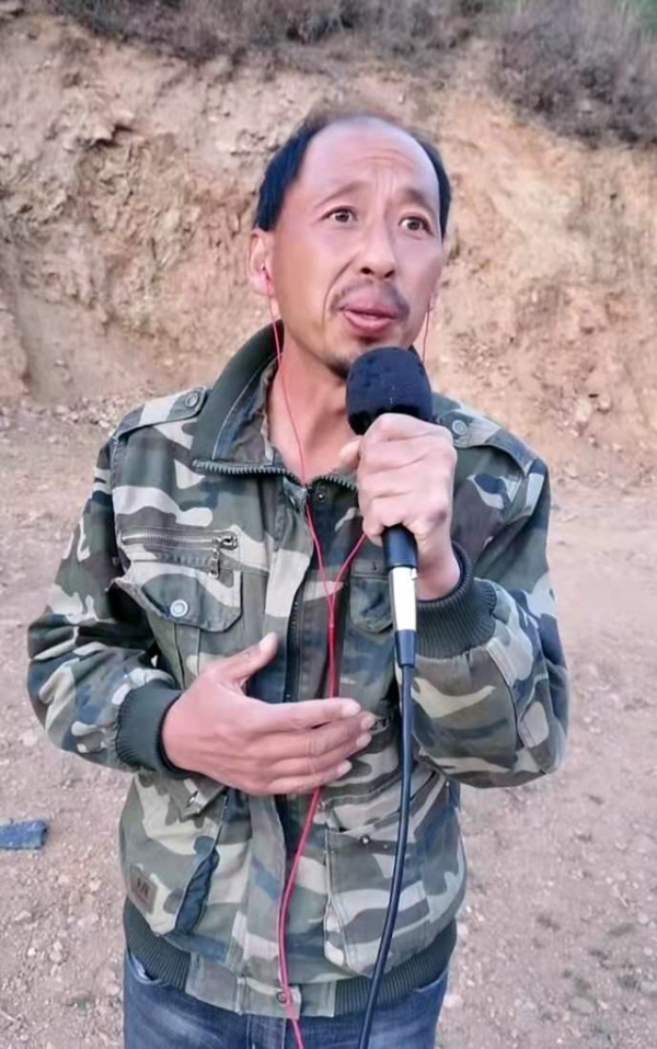 “守山大叔”於新偉：上帝踹了他的腦袋一腳，又親吻了他的嗓子