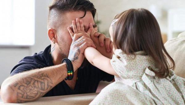 女大避父是常態，寶爸不用傷心，那些不懂迴避的家長才更後悔