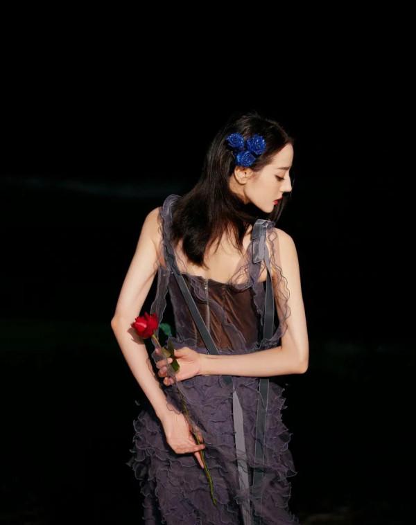 2021迪麗熱巴紅毯造型，突破自己美不停